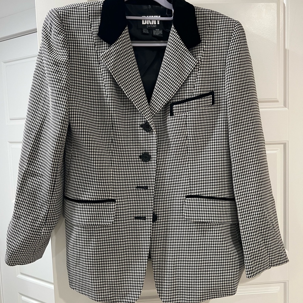 Women's vintage DKNY 100% wool Black and White Houndstooth Blazer